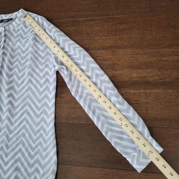 a.n.a Women's Gray & White Chevron Print Sheer Lightweight Popover Blouse Size L - Picture 10 of 10